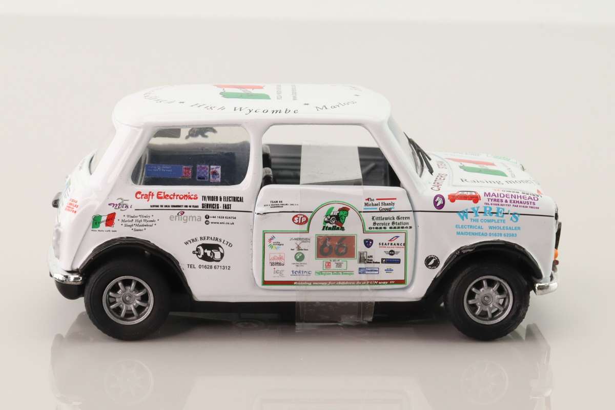 Mini Cooper Italian Job 2005 Classic Mini-Team 66 (with working lights)