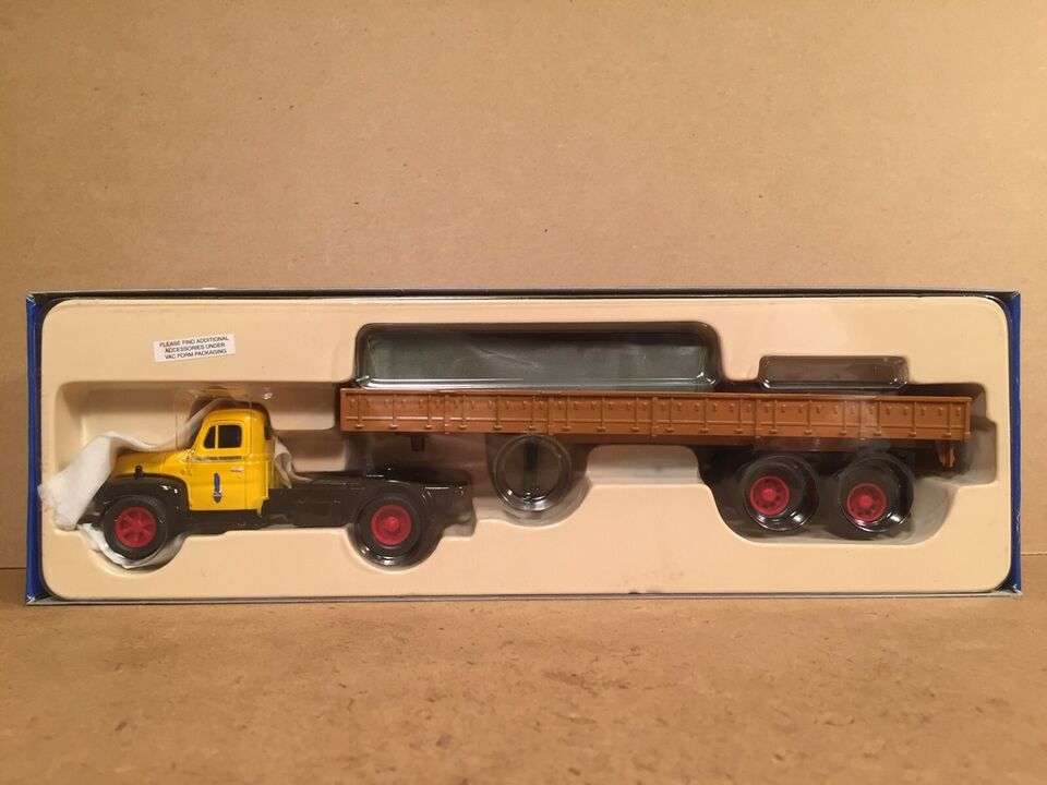 Richfield Diamond T620 Semi Flatbed Canvascover plus Oil Drums