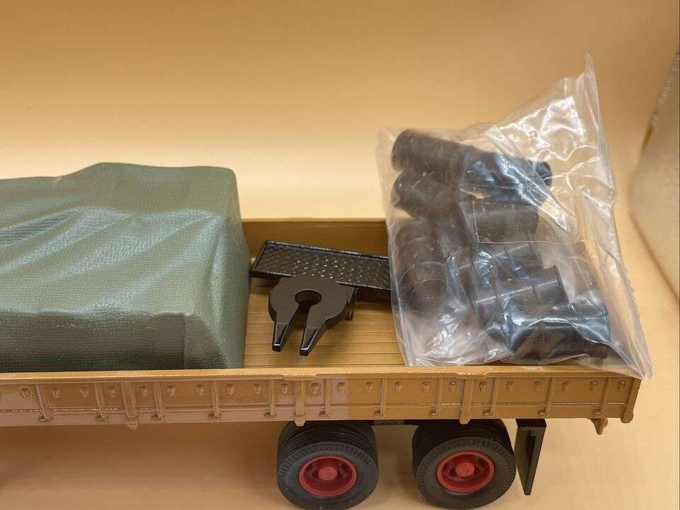 Richfield Diamond T620 Semi Flatbed Canvascover plus Oil Drums