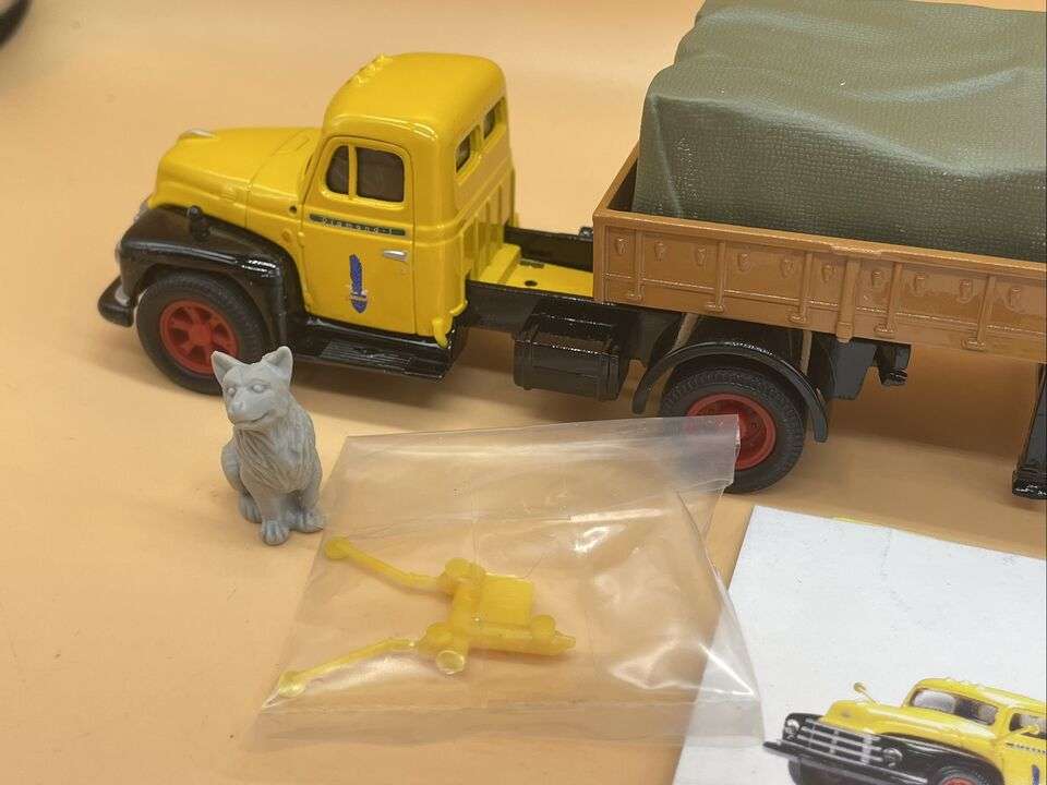 Richfield Diamond T620 Semi Flatbed Canvascover plus Oil Drums