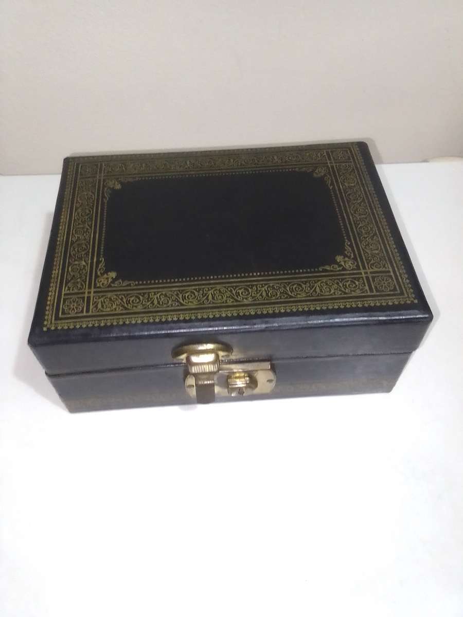 A nice clean Jewellery box suitcase style.