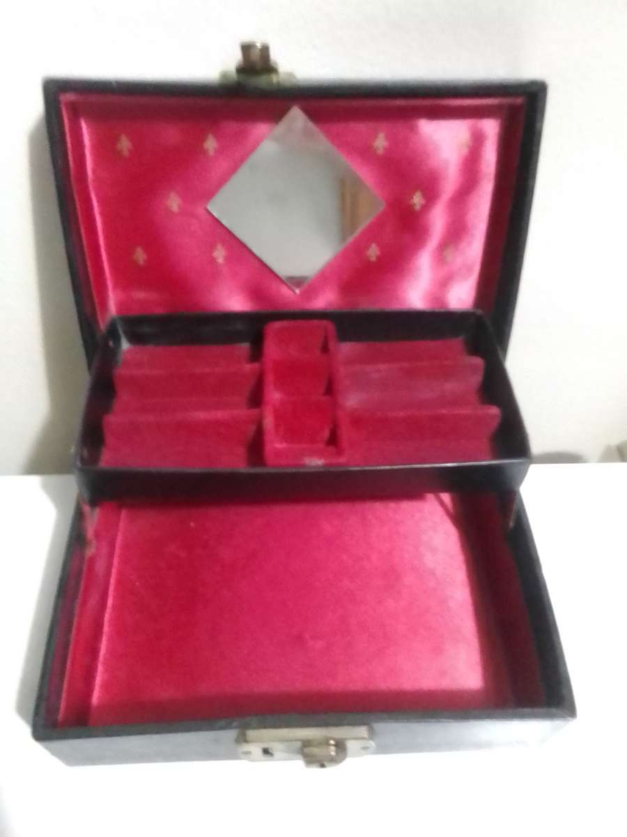 A nice clean Jewellery box suitcase style.