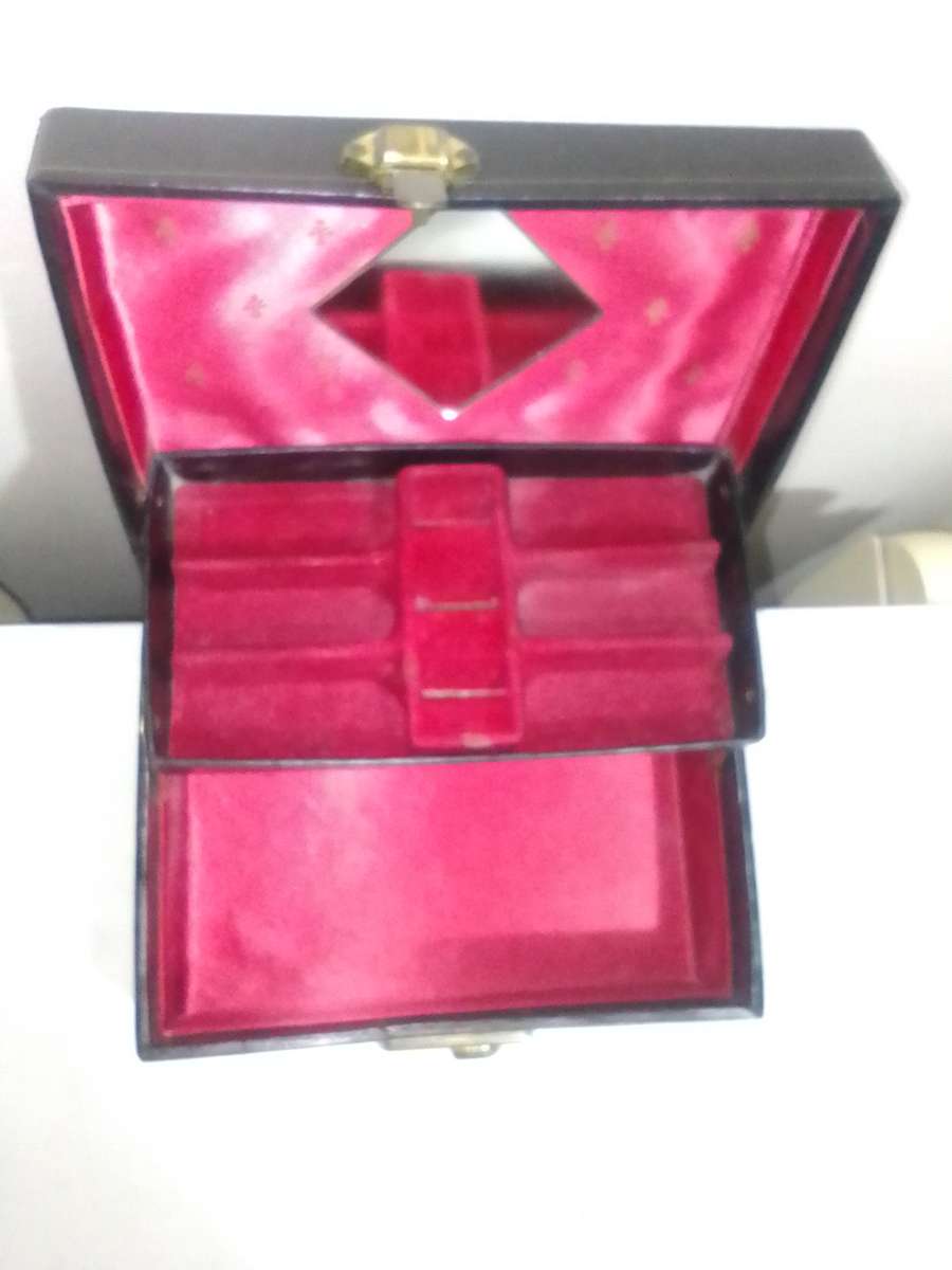 A nice clean Jewellery box suitcase style.