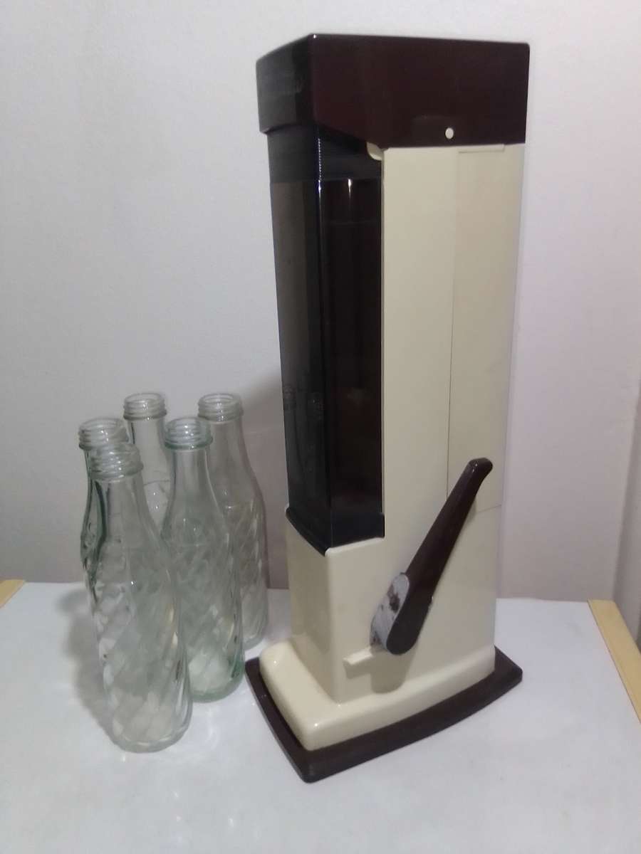 A Salton soda stream+ a gas bottle installed and 5 bottles no caps or cracks.