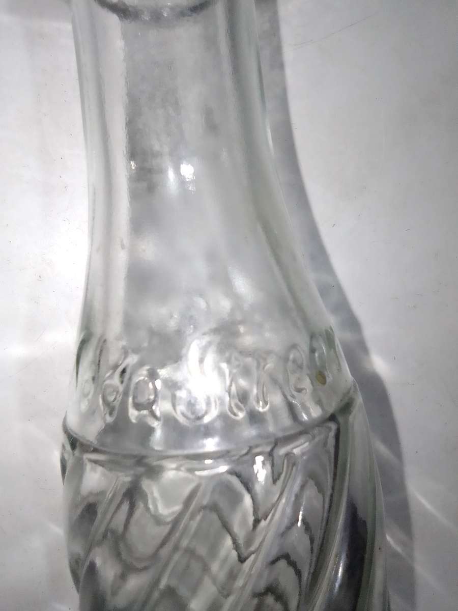 A Salton soda stream+ a gas bottle installed and 5 bottles no caps or cracks.