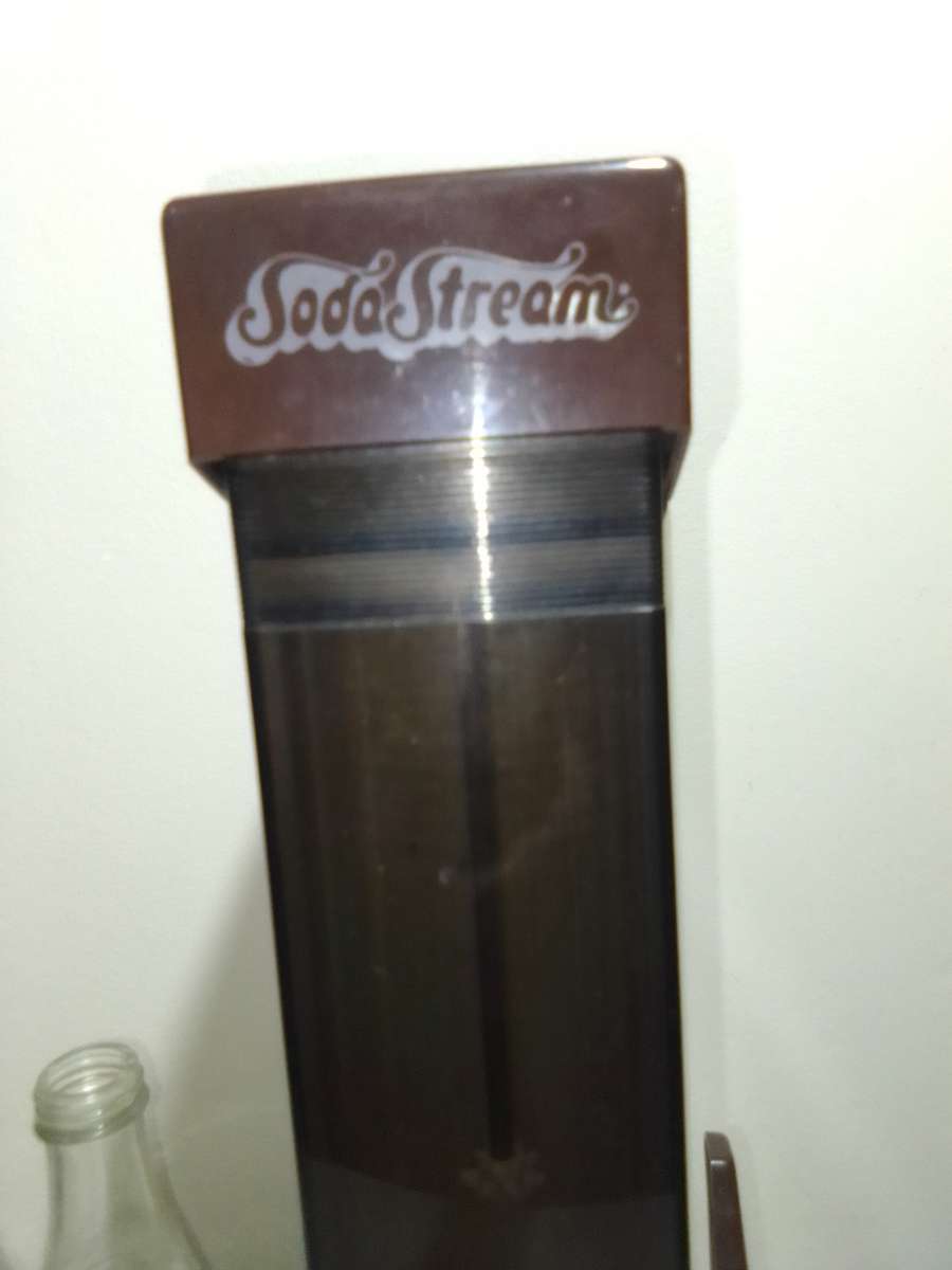 A Salton soda stream+ a gas bottle installed and 5 bottles no caps or cracks.