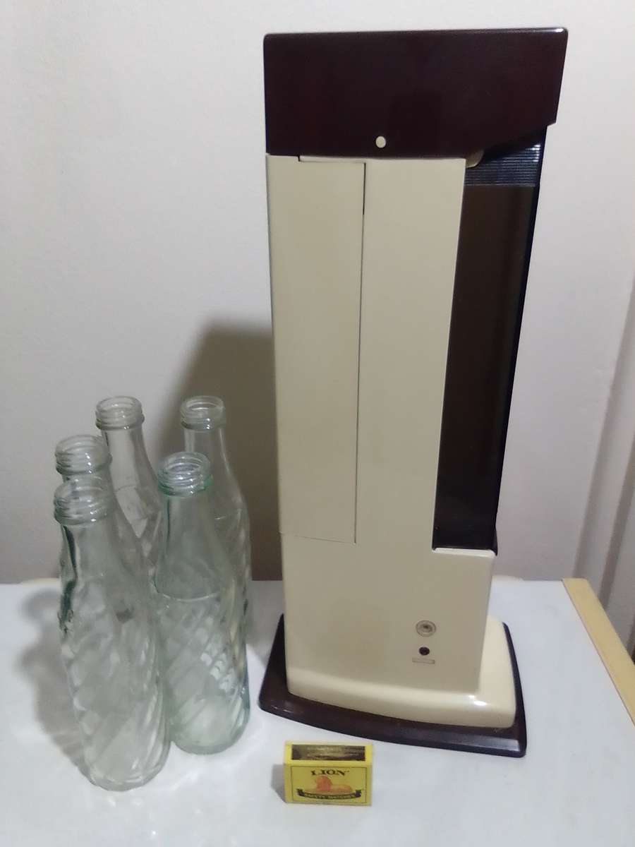 A Salton soda stream+ a gas bottle installed and 5 bottles no caps or cracks.