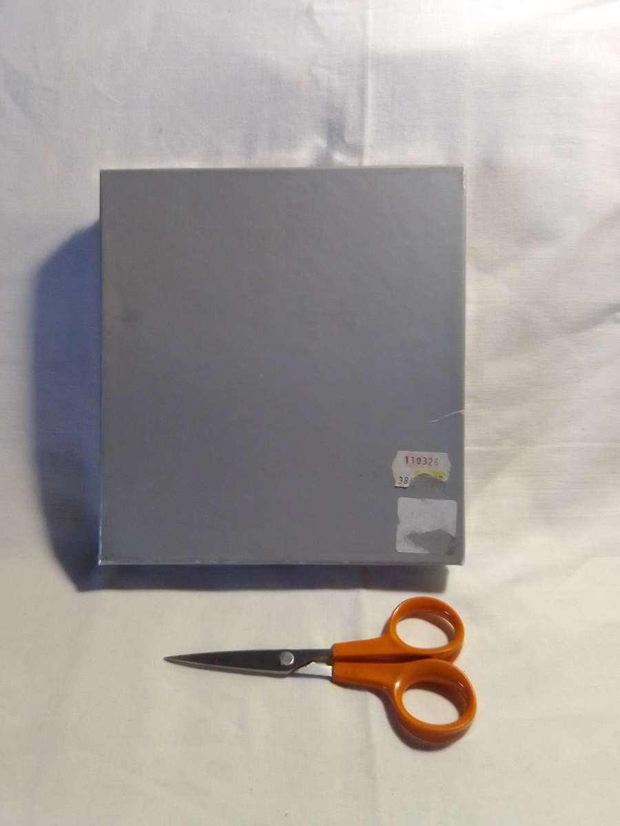 Vintage genuine 100% cotton Ladies 3 Handkerchiefs embroidered original box.