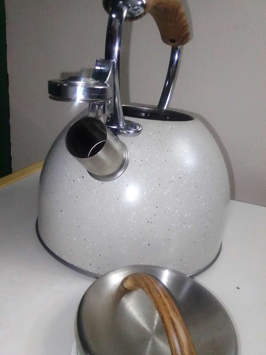 Fancy stove top whistling Kettle Gray stone chip. Woodgrain handles Whistling Kettle - 2.5L