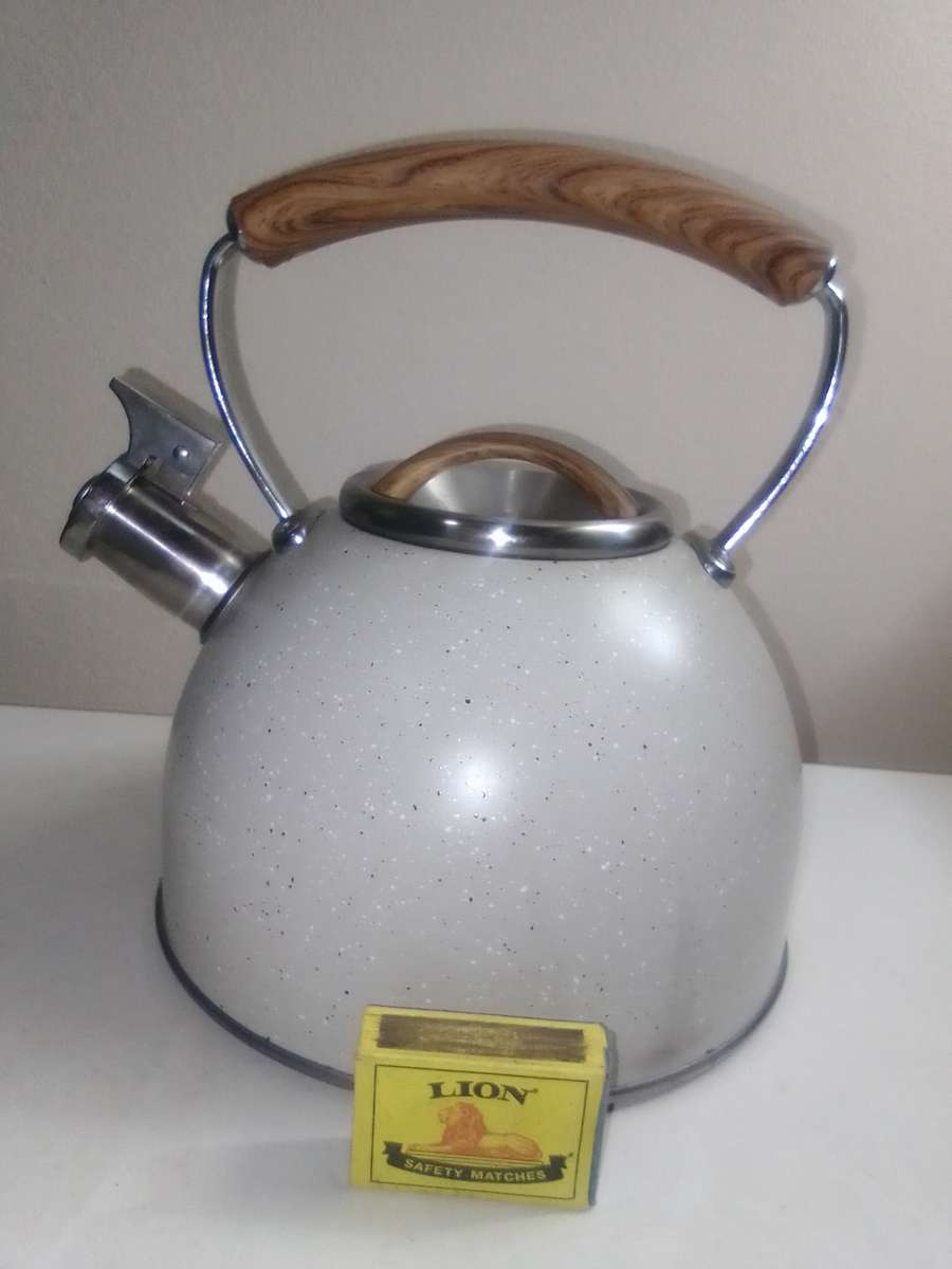Fancy stove top whistling Kettle Gray stone chip. Woodgrain handles Whistling Kettle - 2.5L