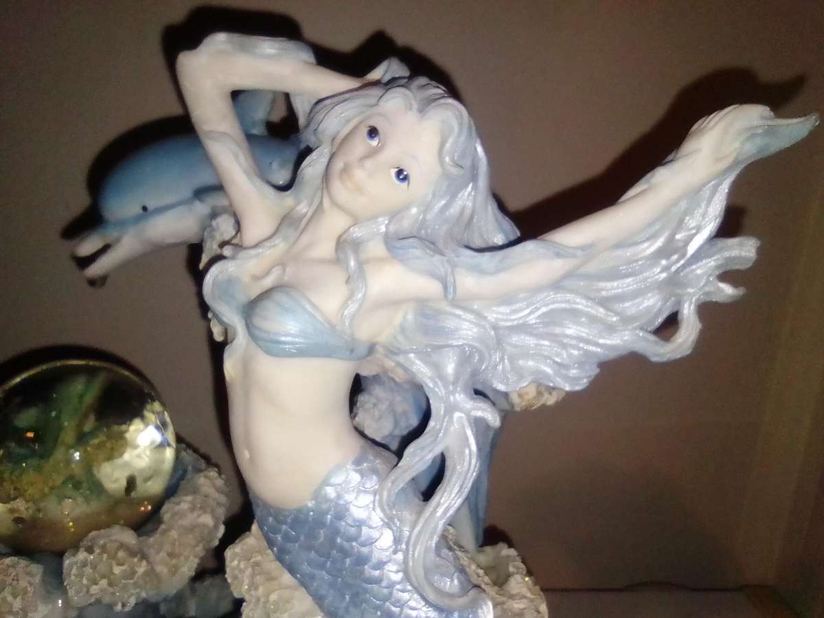 Mini indoor fountain Mermaid and 3 Dolphin's in polyresin a working order bathroom water display.