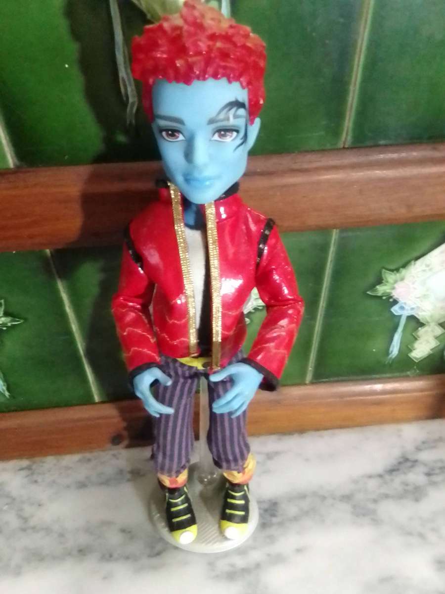 Rare 1st Edition Wave by Mattel. Monster High 2010 Yr. "HOLT HIDE" Where there's Smoke there's Me.