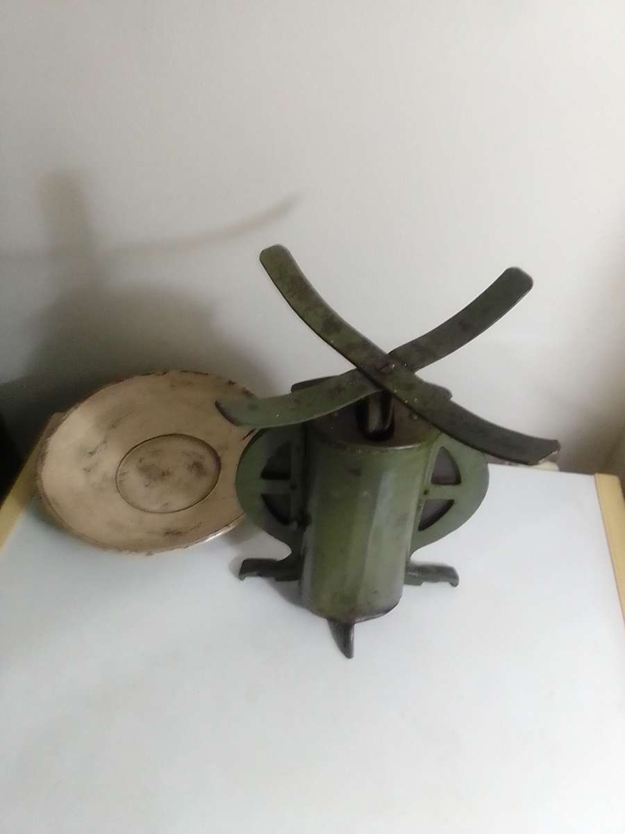 Antique 1930's Salter working rustic Cast Iron kitchen scale No46