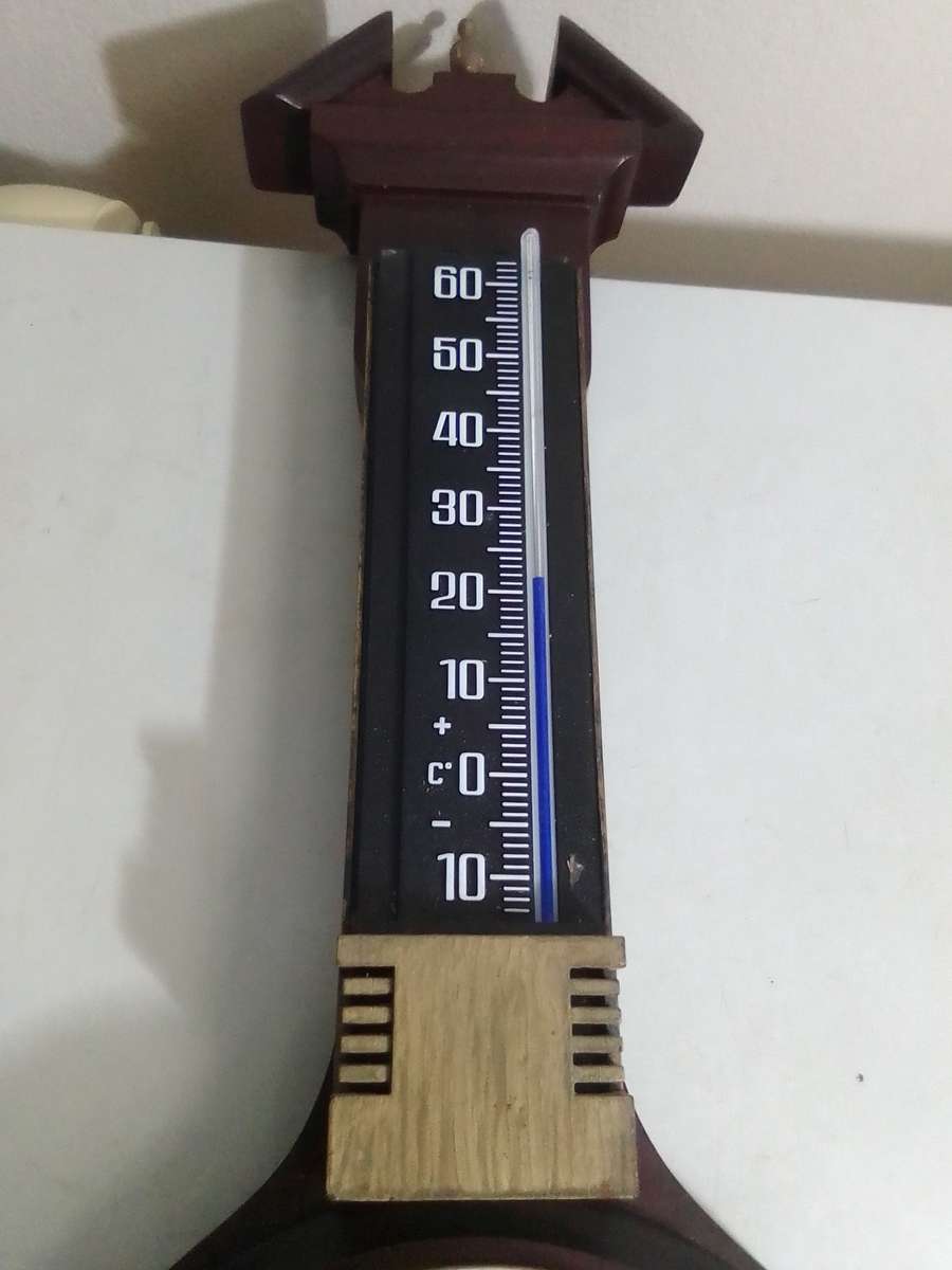 Vintage Banjo Barometer/Thermometer and a working Quarts clock.