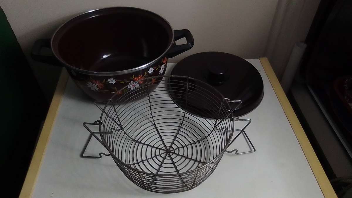 Vintage Hendlers Pointerware Chips brown enamel cooking pot with basket for farmhouse decor.
