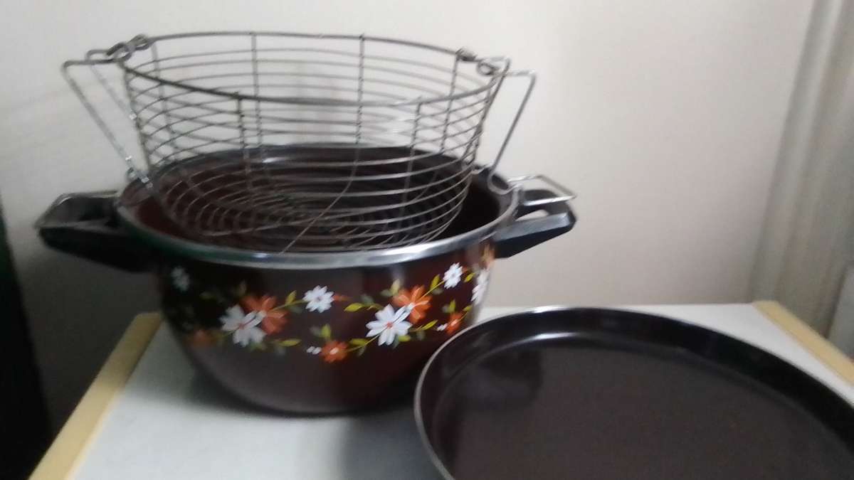 Vintage Hendlers Pointerware Chips brown enamel cooking pot with basket for farmhouse decor.