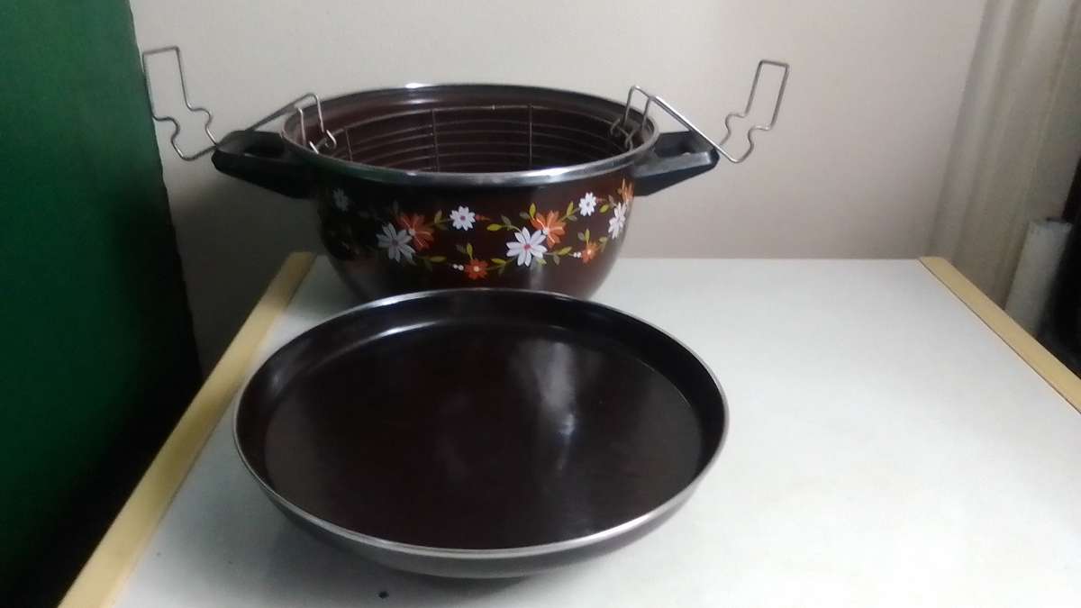 Vintage Hendlers Pointerware Chips brown enamel cooking pot with basket for farmhouse decor.