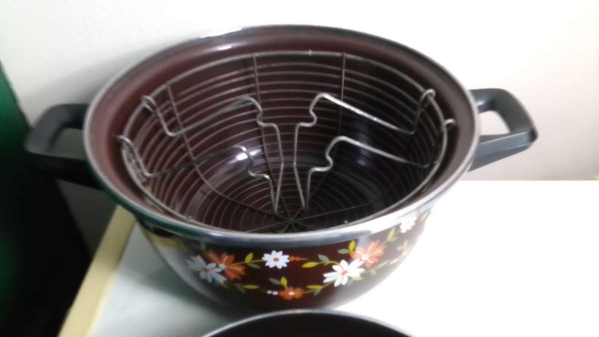 Vintage Hendlers Pointerware Chips brown enamel cooking pot with basket for farmhouse decor.