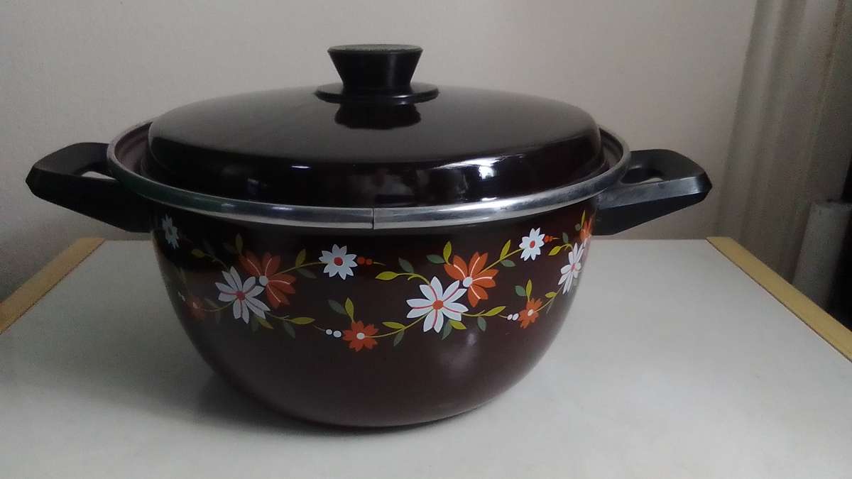 Vintage Hendlers Pointerware Chips brown enamel cooking pot with basket for farmhouse decor.
