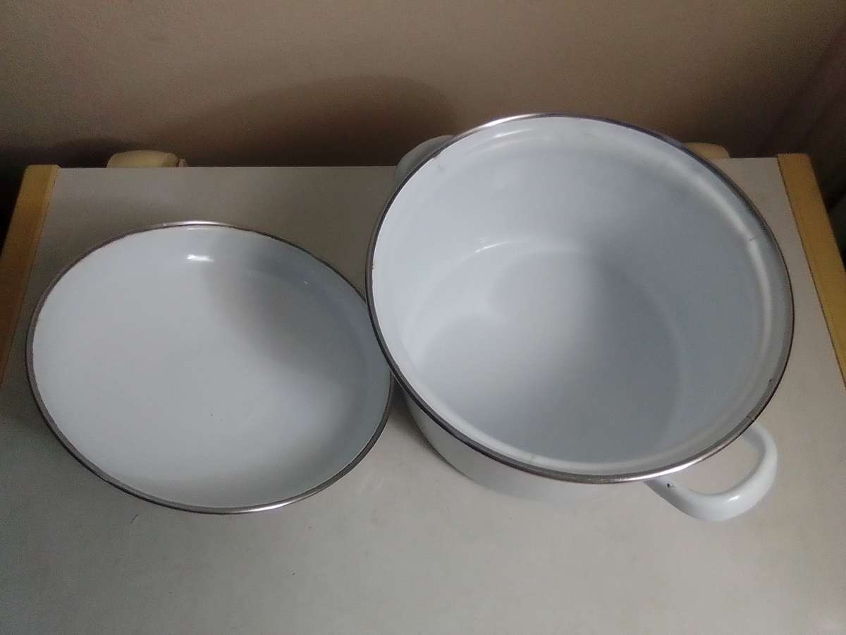 White cooking pot with heavy duty base in fair used second hand condition.