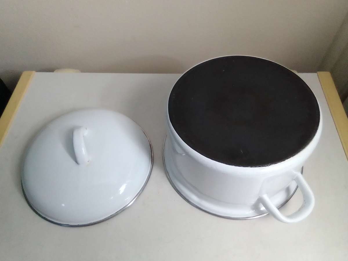 White cooking pot with heavy duty base in fair used second hand condition.