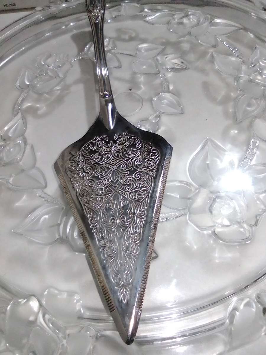 Mikasa Walther Glas Crystal Carmen Cake Plate Glass Floral Large Made In West German + Cake Lifter.