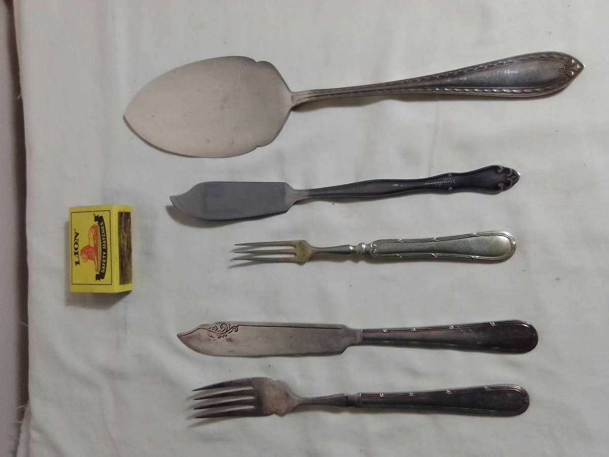 Old vintage boxed cutlery. 6 of each Knives & Forks 24units. Cake Lifter. 2 Salad Spoons, 4 Rests.