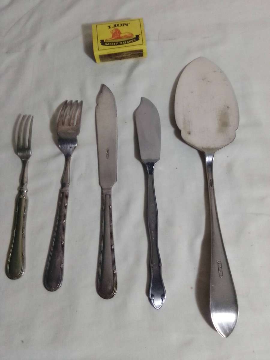 Old vintage boxed cutlery. 6 of each Knives & Forks 24units. Cake Lifter. 2 Salad Spoons, 4 Rests.