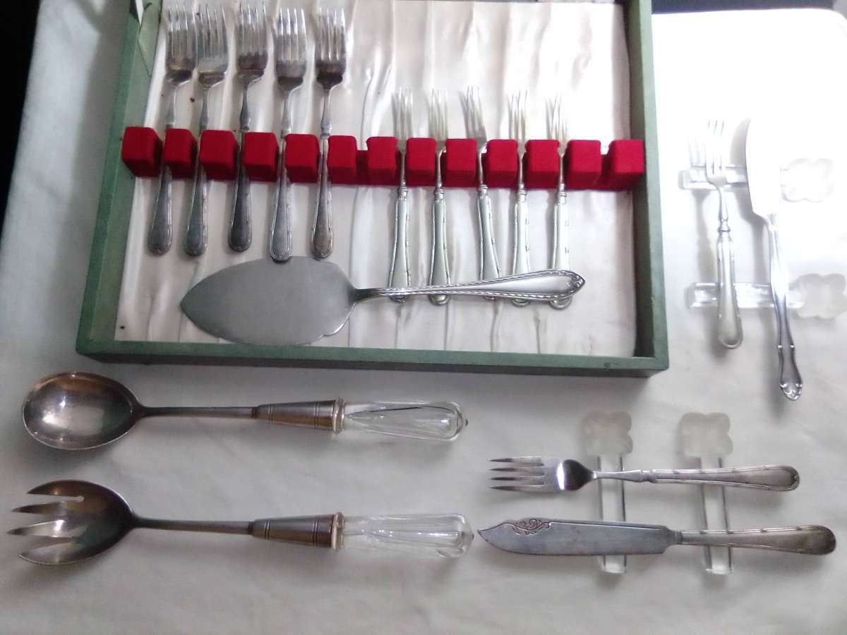 Old vintage boxed cutlery. 6 of each Knives & Forks 24units. Cake Lifter. 2 Salad Spoons, 4 Rests.