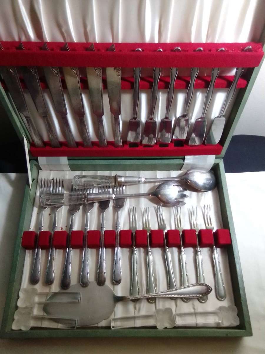 Old vintage boxed cutlery. 6 of each Knives & Forks 24units. Cake Lifter. 2 Salad Spoons, 4 Rests.