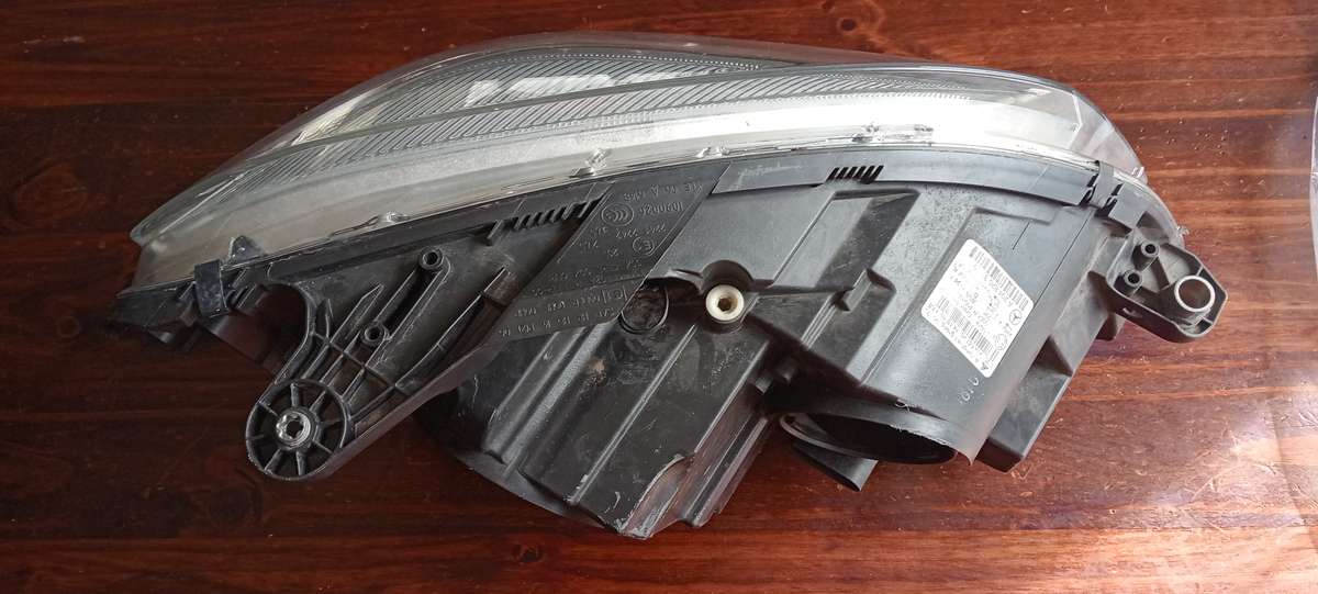 Mercedes Benz Xenon front lamp (left).