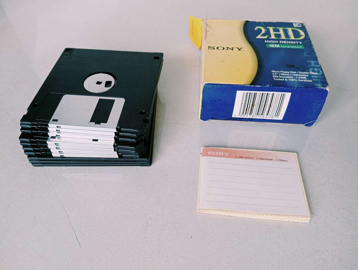 SONY 3.5" FLOPPY DISK DRIVE (PACK OF 10) Brand new, COLLECTABLES