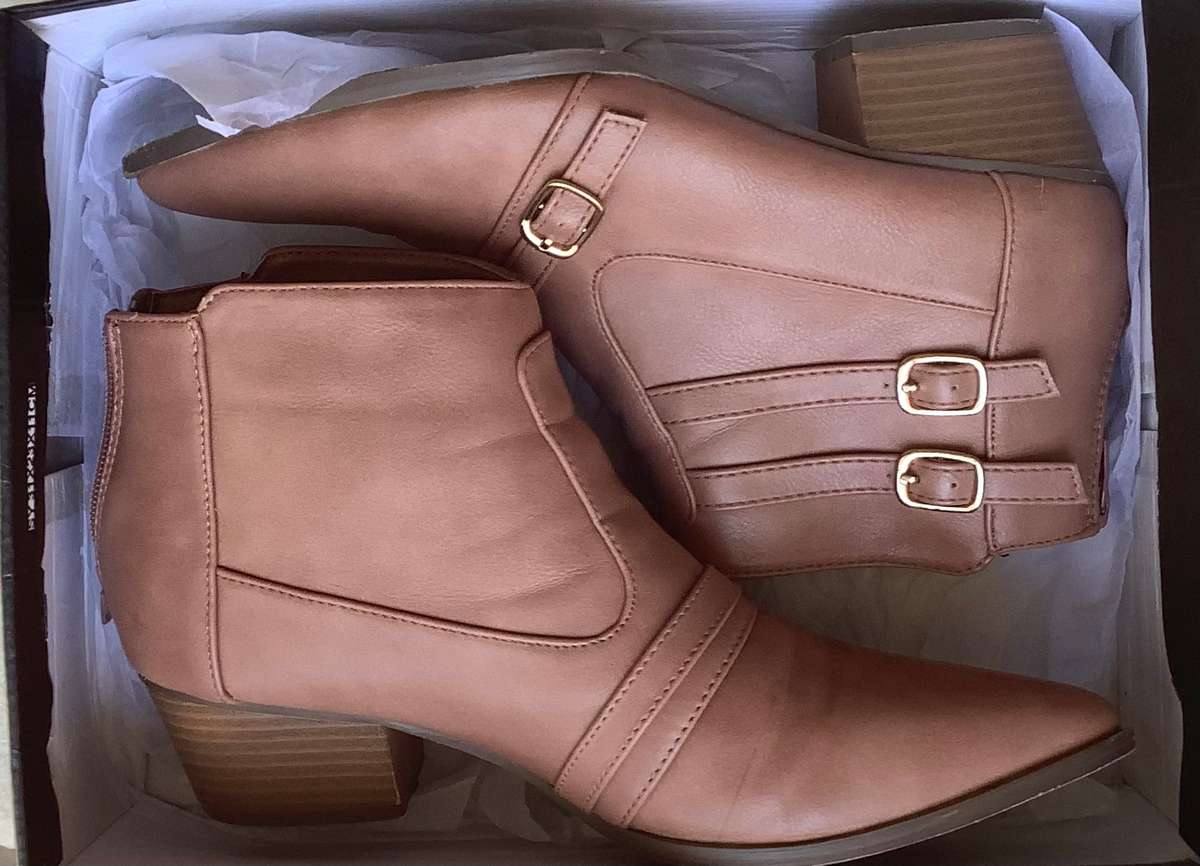 Brown Boot, women Size 6