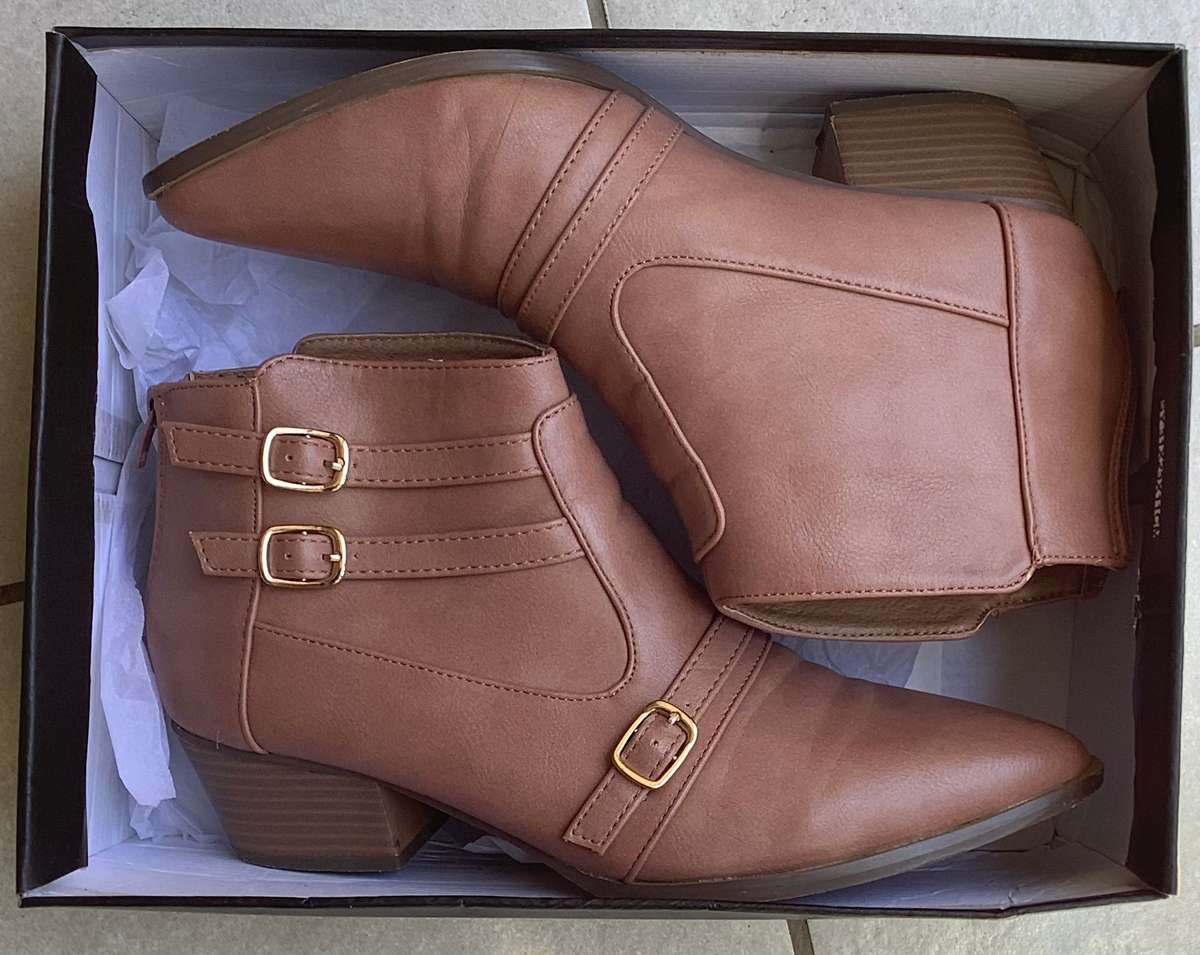 Brown Boot, women Size 6