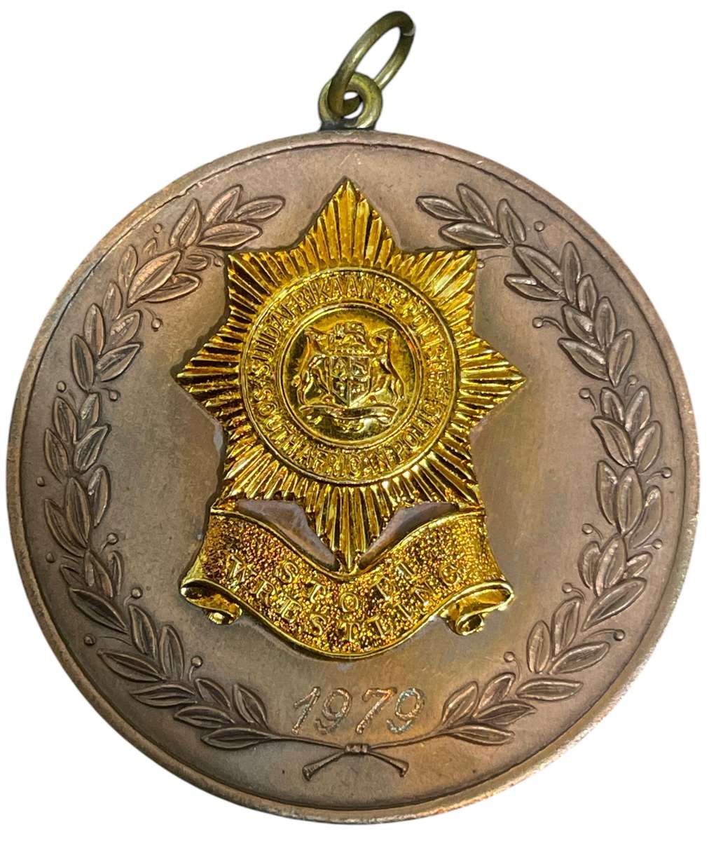 1979 South African Police Wrestling Medal with gold plated center, un-named, 42g 51mm
