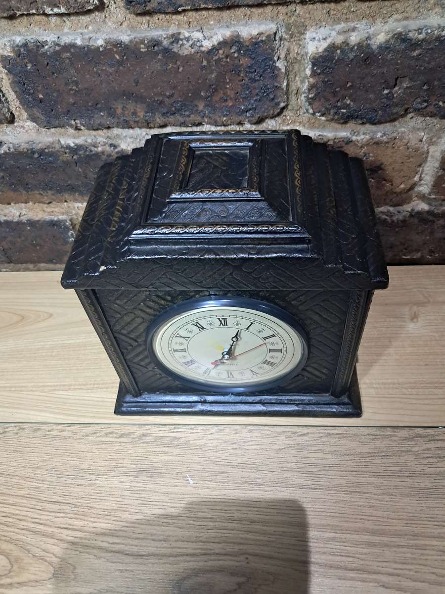 Mantle clock Seth Thomas stiled wooden with Quarts drive