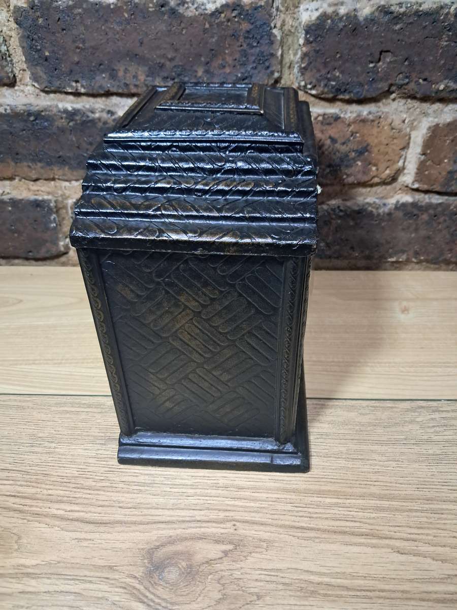 Mantle clock Seth Thomas stiled wooden with Quarts drive