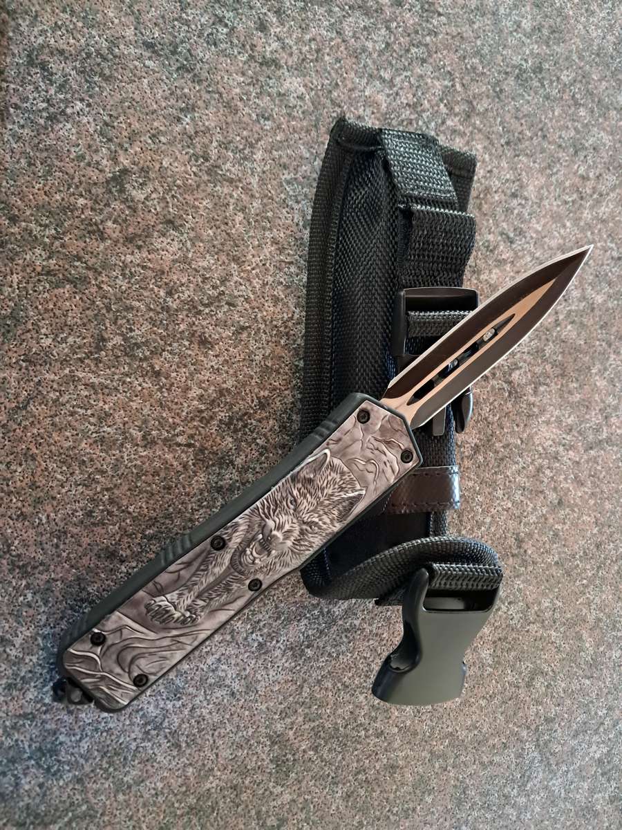 Knife  staletto blade retractable