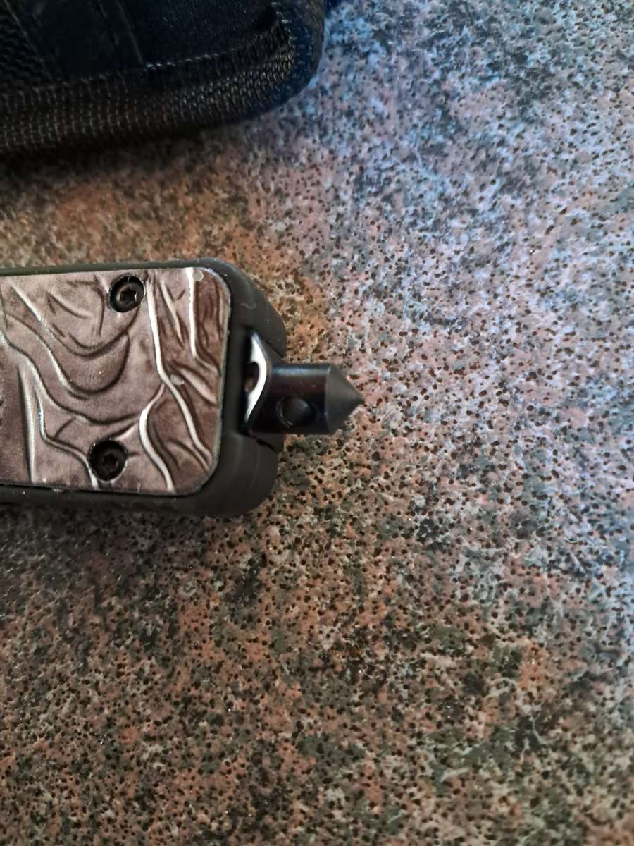 Knife  staletto blade retractable