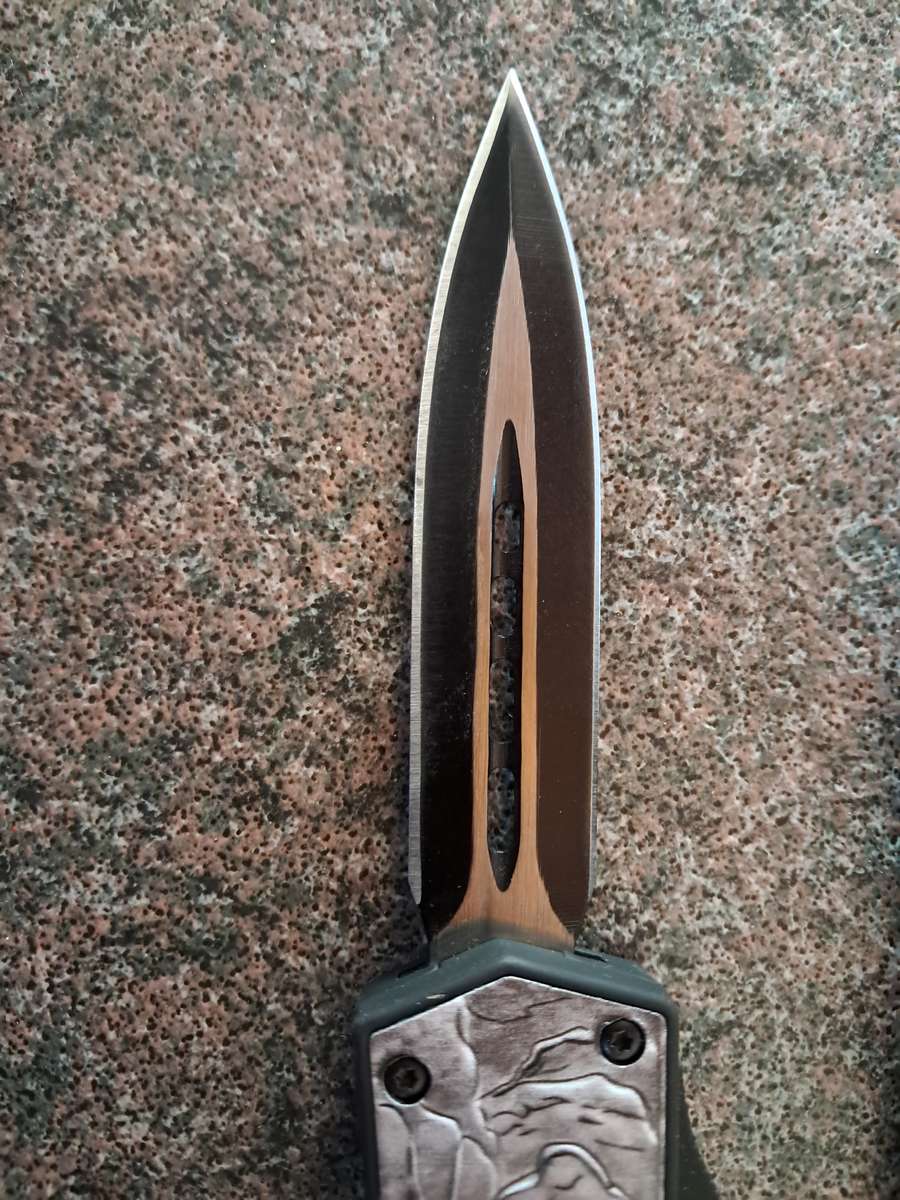 Knife  staletto blade retractable