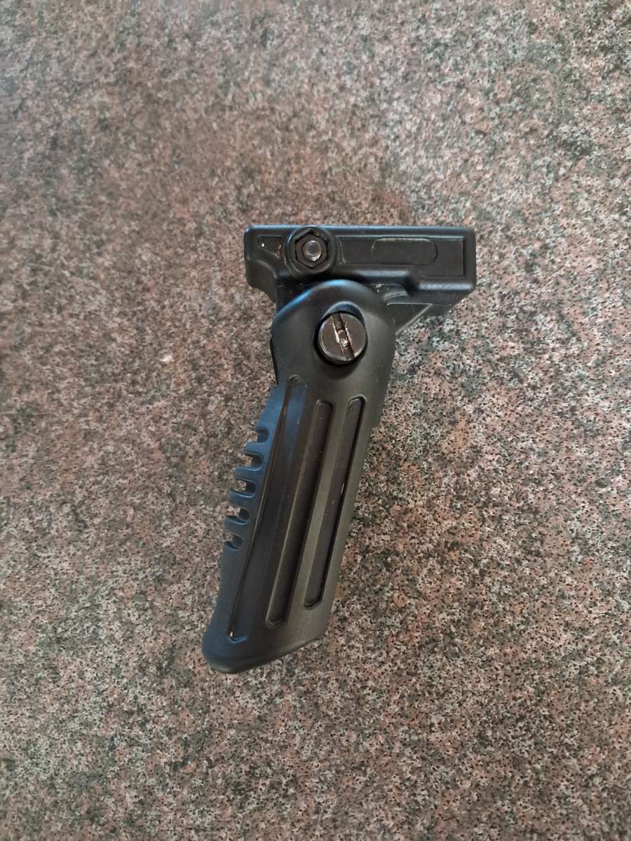 Tactical fore grip foldable