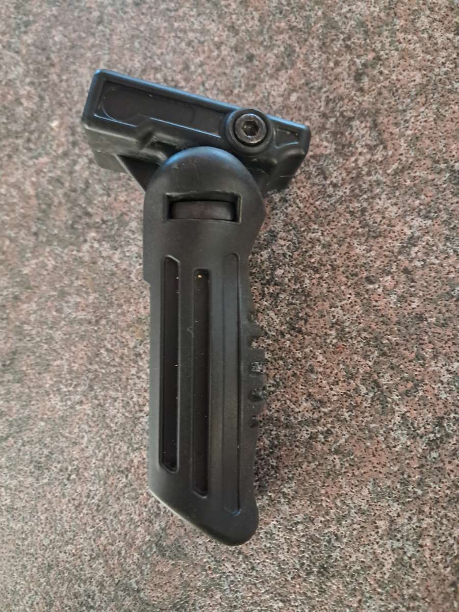 Tactical fore grip foldable