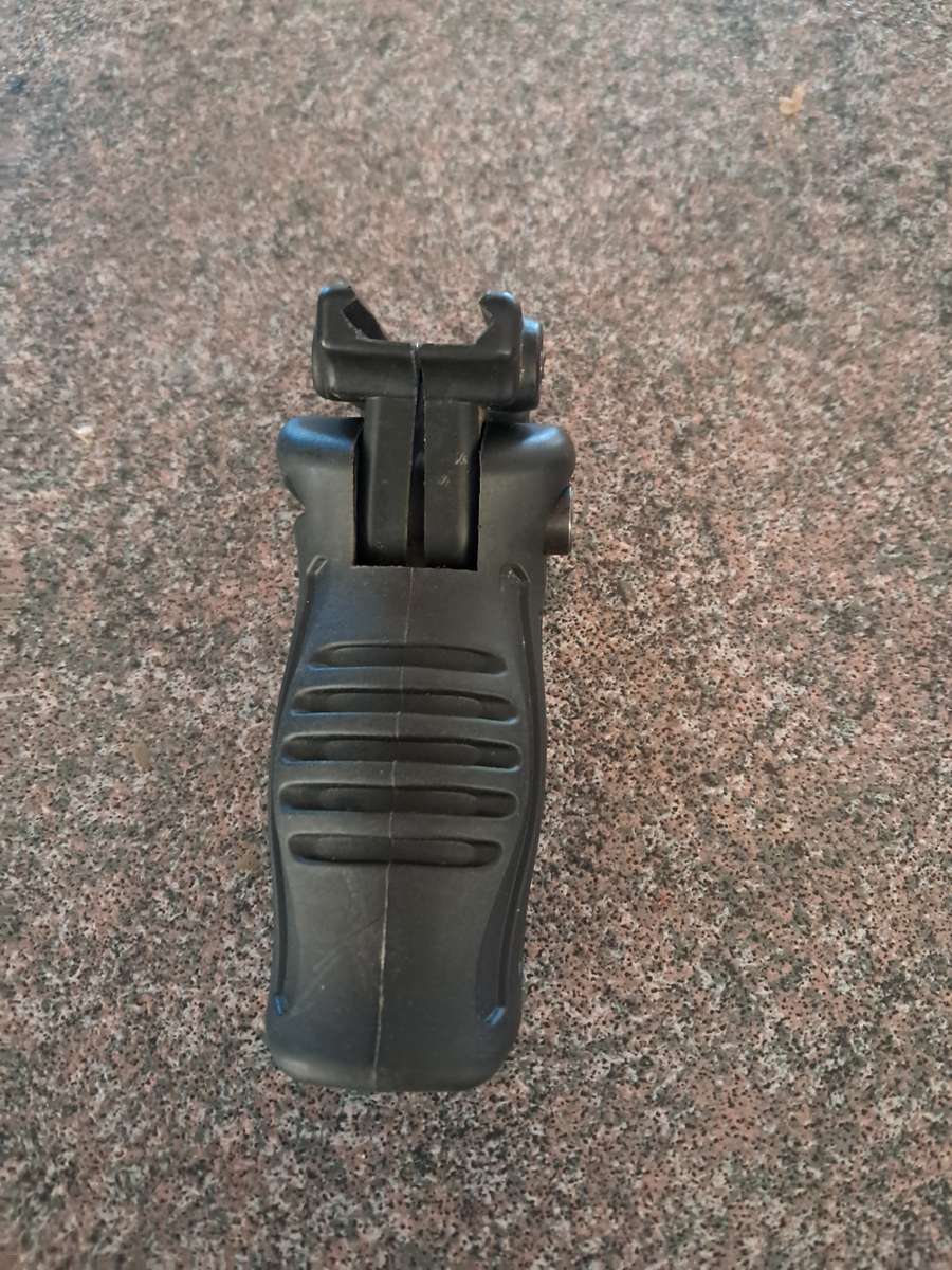 Tactical fore grip foldable