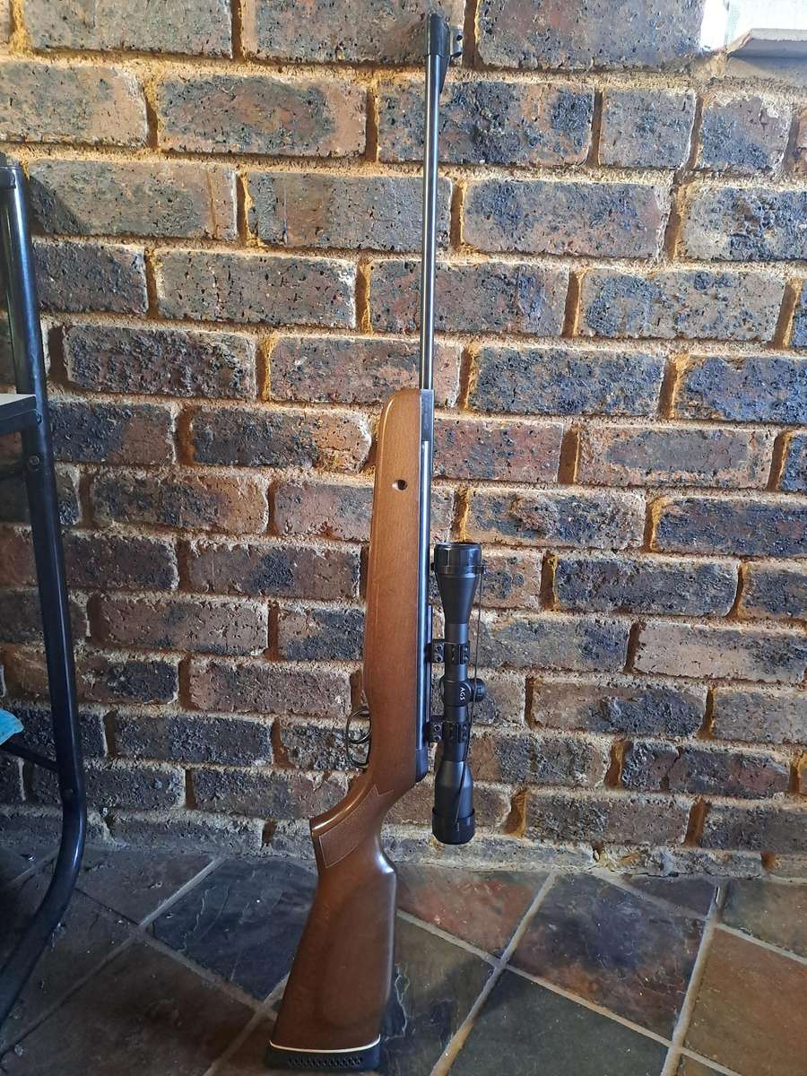 Air rifle Gamo hunter 440 with scope in exelent condition minus rear sight