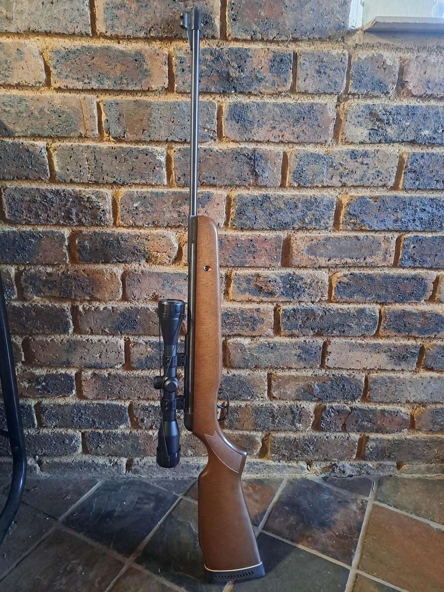 Air rifle Gamo hunter 440 with scope in exelent condition minus rear sight