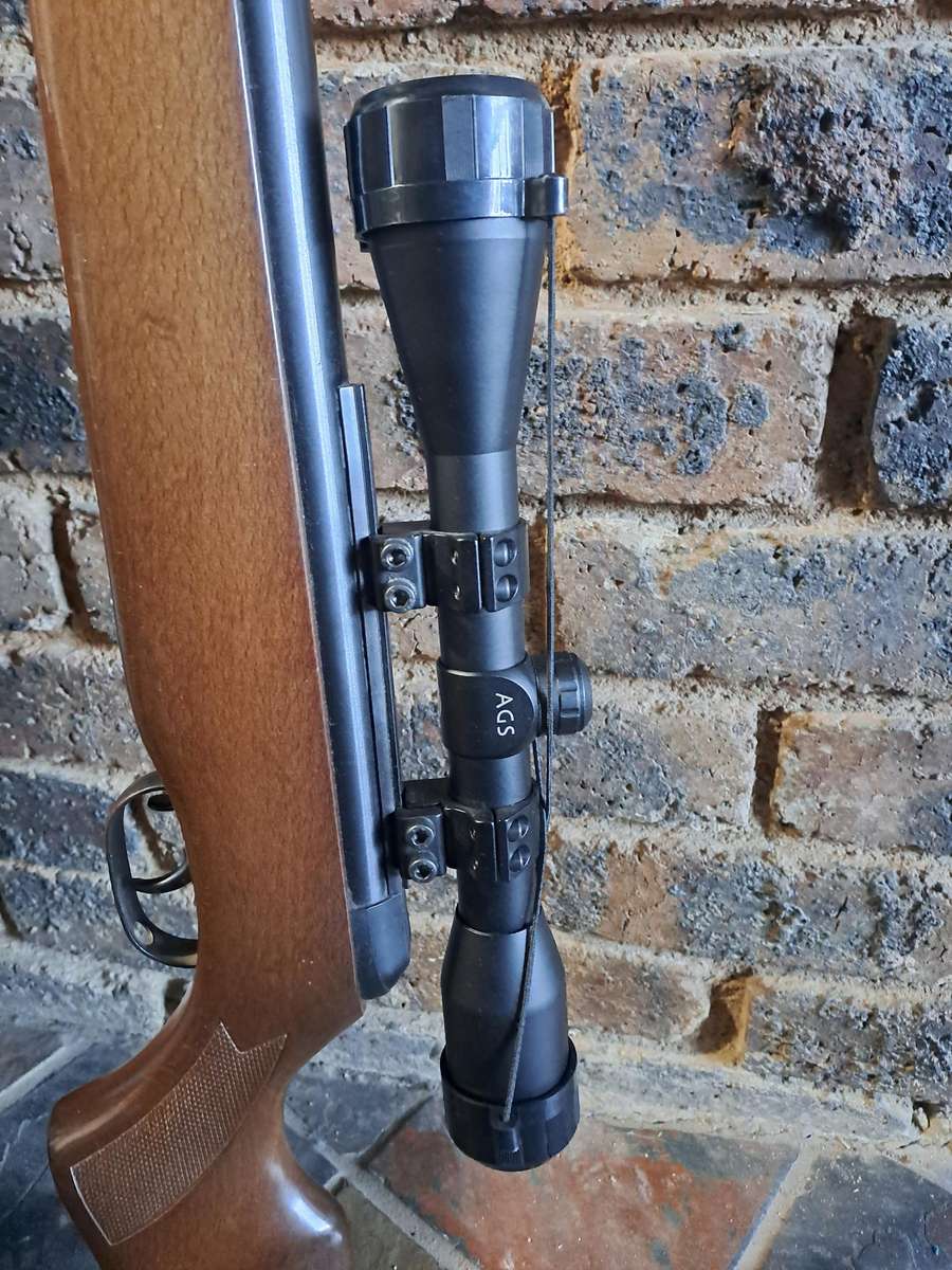 Air rifle Gamo hunter 440 with scope in exelent condition minus rear sight