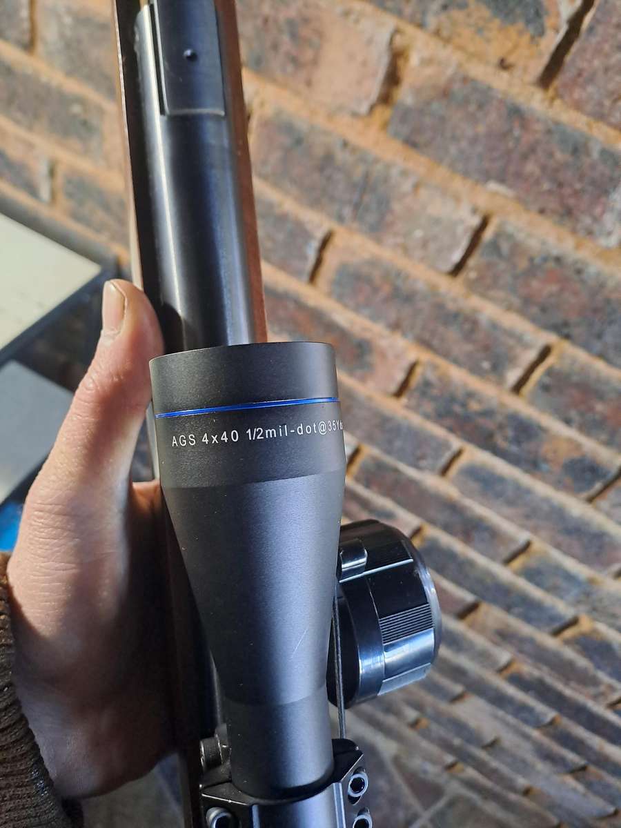 Air rifle Gamo hunter 440 with scope in exelent condition minus rear sight