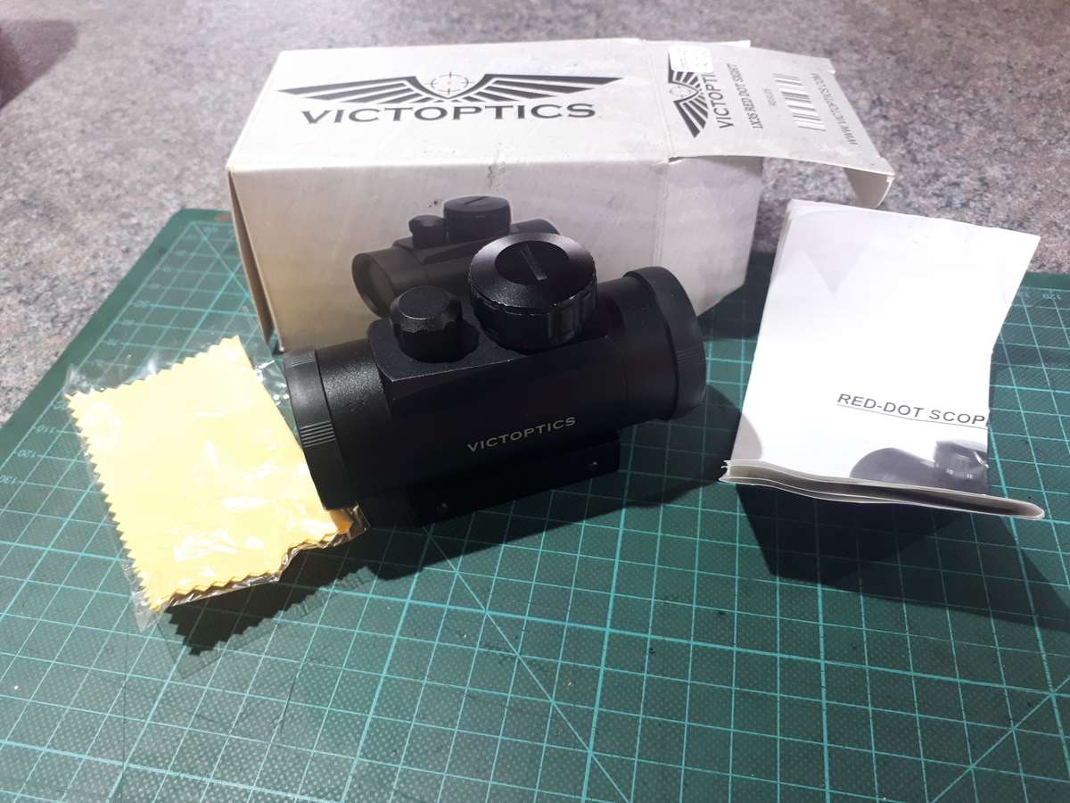 Red dot sight victoptics new with batery and included red dot laser