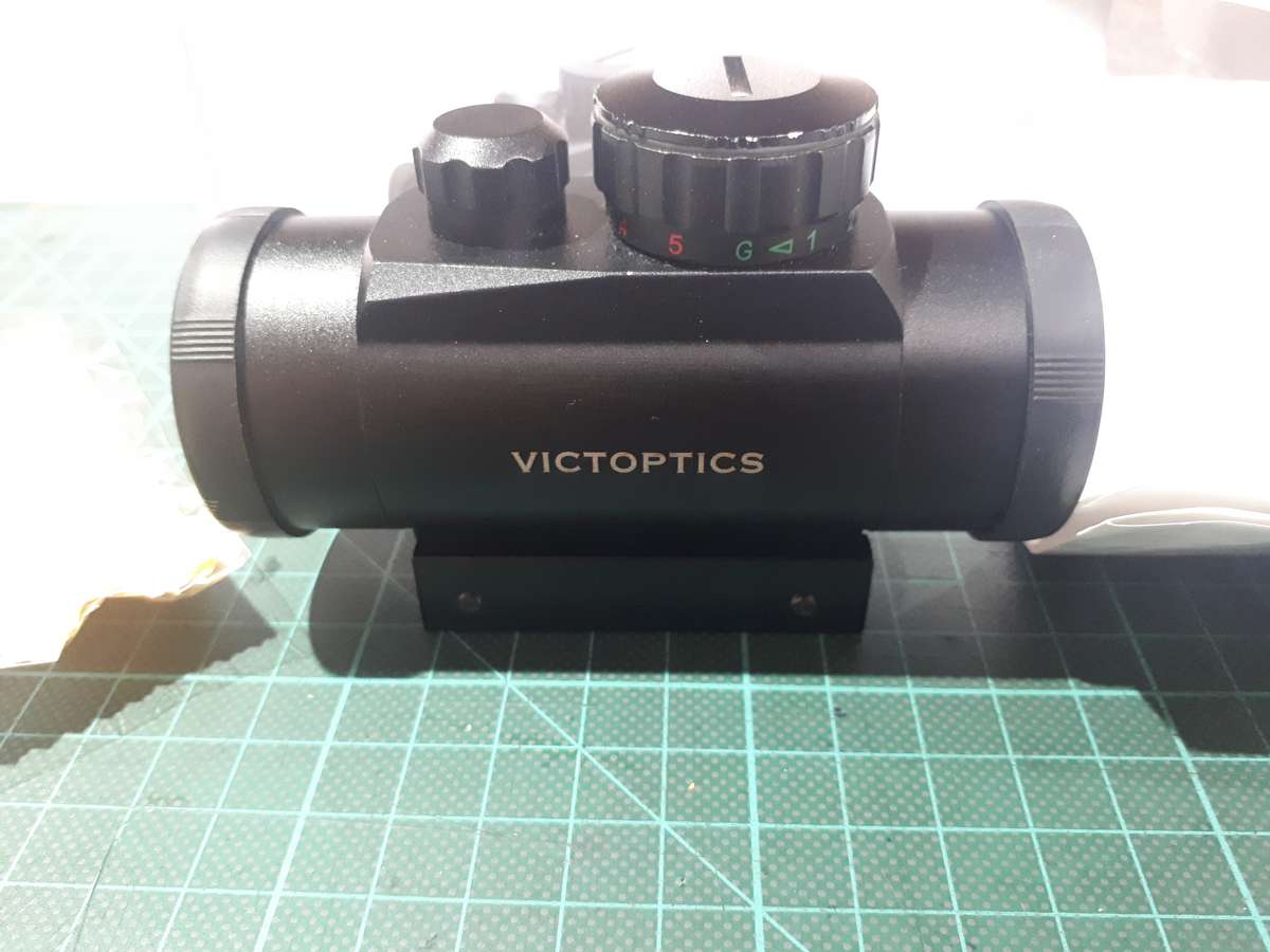 Red dot sight victoptics new with batery and included red dot laser