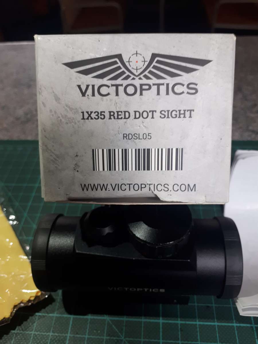 Red dot sight victoptics new with batery and included red dot laser